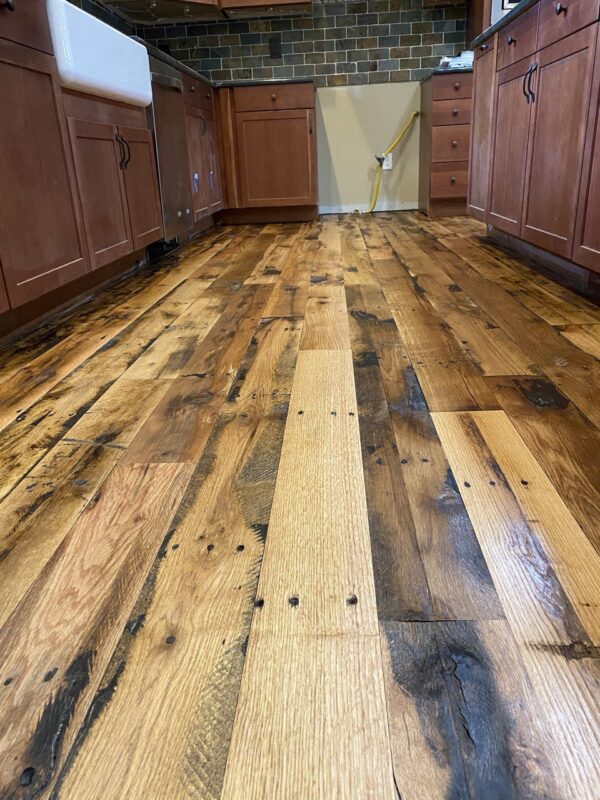 A kitchen with an Edgefield hardwoods floor.